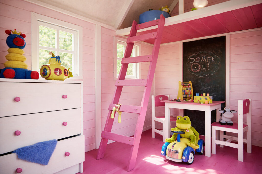 wnetrze-domku-drewianego-dla-dzieci